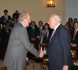 Su Majestad el Rey recibe el saludo del ministro de Asuntos Exteriores y de Cooperación, José Manuel García-Margallo
